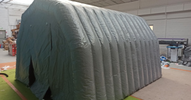 Abri militaire : porte large pignon, fermetures velcro.