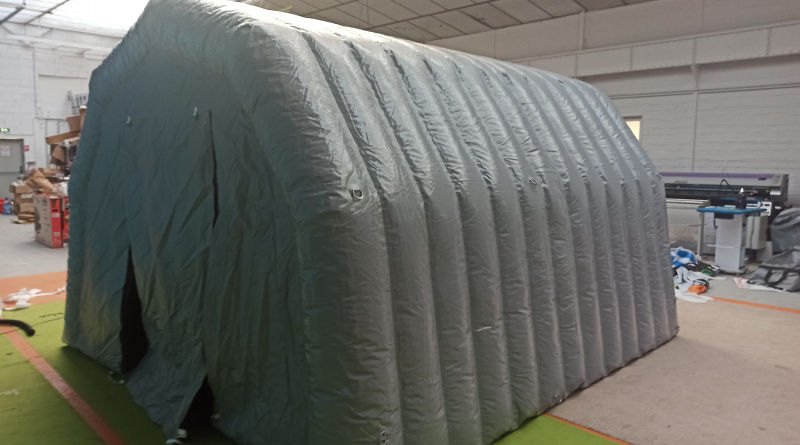 Abri militaire : porte large pignon, fermetures velcro.