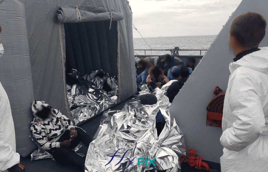 , Tentes PMA militaires pour la Marine Nationale à Toulon, Tente PMA (Poste Médical Avancé) – Tente militaire – Corps d'état Les militaires de la Marine Nationale aident et apportent les premiers soins aux migrants en mer.