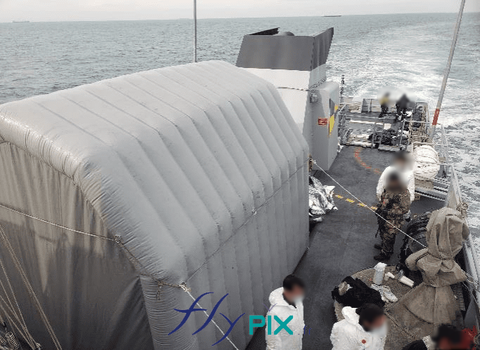, Tentes PMA militaires pour la Marine Nationale à Toulon, Tente PMA (Poste Médical Avancé) – Tente militaire – Corps d'état La Marine Nationale réalise des missions de sauvetage en mer, pour assister les réfugiés se rendant en Grande Bretagne.