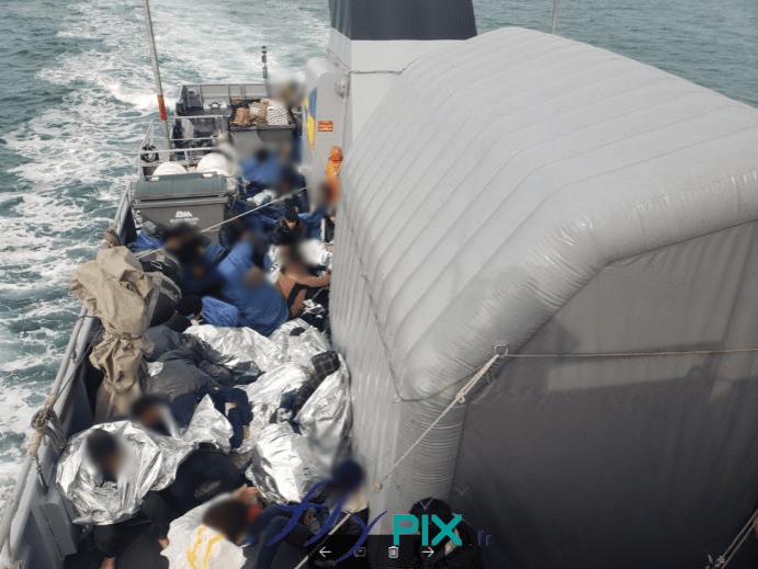 Réfugiés et migrants sauvés de la noyade par la Marine Nationale, dans le mer de la Manche.