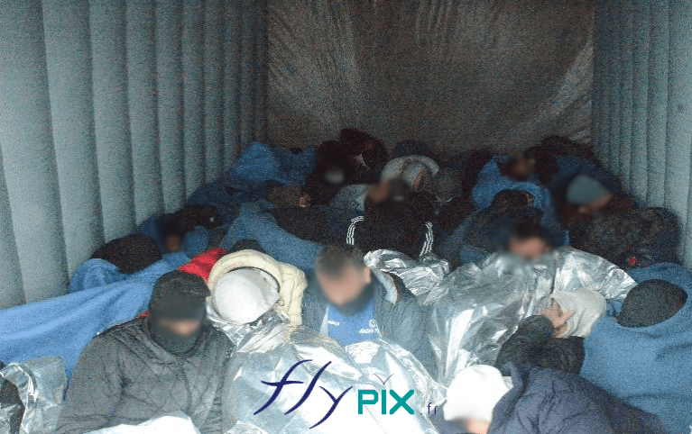 La tente PMA protège les migrants et les réfugiés des embruns et du froid sur le pont de navire.