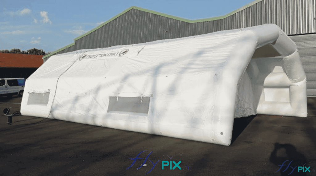 Pour le SAMU du Centre Hospitalier d'Évreux, nous avons récemment fabriqué sur mesure une tente PMA gonflable (Poste Médical Avancé), un abri gonflable de poste de premiers secours mobile. Cette structure gonflable air captif est entièrement en enveloppe PVC 0.6 mm simple peau, en forme de pans coupés. Cette tente gonflable des dimensions utiles L = 12 m x l = 6 m est gonflée à l'air avec une pompe électrique, et couplée à un régulateur de pression.
