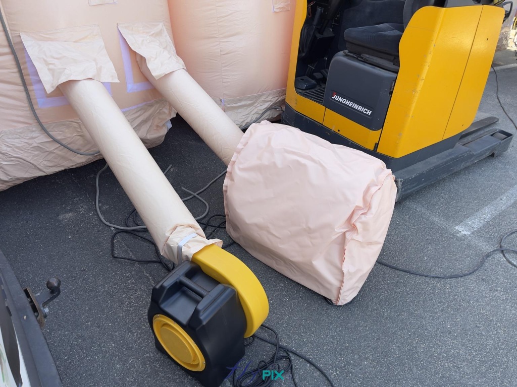 Nous fournissons pour chaque turbine électrique, un caisson amovible de réduction de bruits et qui protège aussi la turbine de la pluie, des intempéries et de la poussière. Le caisson est fabriqué sur mesure par nos soins, et permet une réduction de bruits de - 15 dB à - 20 dB en fonction des fréquences - Copyright : Vivien LAÏLLE/FLYPIX, droits réservés. Nous fournissons pour chaque turbine électrique, un caisson amovible de réduction de bruits et qui protège aussi la turbine de la pluie, des intempéries et de la poussière. Le caisson est fabriqué sur mesure par nos soins, et permet une réduction de bruits de - 15 dB à - 20 dB en fonction des fréquences - Copyright : Vivien LAÏLLE/FLYPIX, droits réservés.