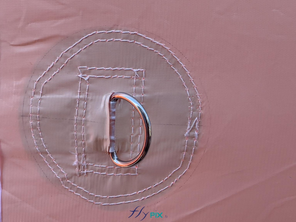 Les anneaux de fixations métalliques sont des interfaces, des attaches qui sont très solides et avec une finition impeccable, comme le montre cette photographie ci-dessus. - Copyright : Vivien LAÏLLE/FLYPIX, droits réservés. Les anneaux de fixations métalliques sont des interfaces, des attaches qui sont très solides et avec une finition impeccable, comme le montre cette photographie ci-dessus. - Copyright : Vivien LAÏLLE/FLYPIX, droits réservés.