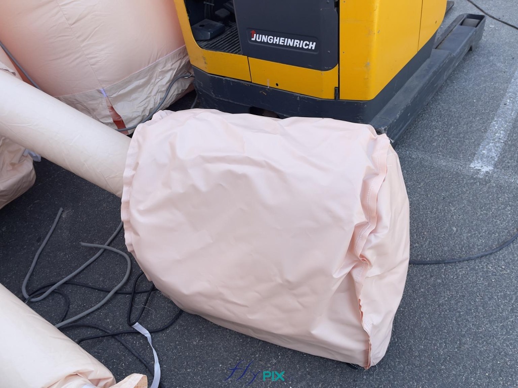 Une vue détaillée d'un caisson protège pluie, réduction de bruits pour une turbine électrique. Cet accessoire, optionnel, est recommandé pour protéger les turbines de la pluie, des intempéries et de la poussière, mais aussi pour améliorer le confort des usagers, en réduisant les nuisances sonores provoquées par les turbines électriques. - Copyright : Vivien LAÏLLE/FLYPIX, droits réservés. Une vue détaillée d'un caisson protège pluie, réduction de bruits pour une turbine électrique. Cet accessoire, optionnel, est recommandé pour protéger les turbines de la pluie, des intempéries et de la poussière, mais aussi pour améliorer le confort des usagers, en réduisant les nuisances sonores provoquées par les turbines électriques. - Copyright : Vivien LAÏLLE/FLYPIX, droits réservés.