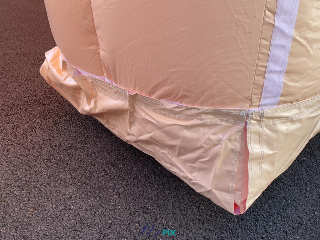 En dessous de chaque module du hangar gonflable, il y a en contact avec le sol, une seconde peau, qui est en fait une cape de protection en enveloppe PVC 0.45 mm, amovibles et fixée par des bandes velcro. Cette solution est idéale pour assurer la protection des boudins et des murs en contact avec le sol, pour en limiter les abrasions au fil du temps. Cette seconde peau est une protection très importante parce que le hangar gonflable militaire est destiné à être déployé sur des terrains et des surfaces de différentes natures (sable, béton, gravier,rocks,bitume...). Les capes amovibles protègent aussi des objets contendants présents sur le sol (objets en fer, pointes, clous...). Les modules sont ainsi protégés. - Copyright : Vivien LAÏLLE/FLYPIX, droits réservés. En dessous de chaque module du hangar gonflable, il y a en contact avec le sol, une seconde peau, qui est en fait une cape de protection en enveloppe PVC 0.45 mm, amovibles et fixée par des bandes velcro. Cette solution est idéale pour assurer la protection des boudins et des murs en contact avec le sol, pour en limiter les abrasions au fil du temps. Cette seconde peau est une protection très importante parce que le hangar gonflable militaire est destiné à être déployé sur des terrains et des surfaces de différentes natures (sable, béton, gravier,rocks,bitume...). Les capes amovibles protègent aussi des objets contendants présents sur le sol (objets en fer, pointes, clous...). Les modules sont ainsi protégés. - Copyright : Vivien LAÏLLE/FLYPIX, droits réservés.