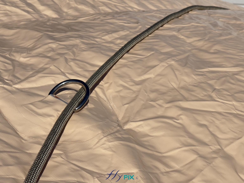 Plusieurs anneaux métalliques sont fixés à plusieurs endroits, le long du rayon de courbure des structures gonflables, en forme de tunnel demi-lune, à travers lesquels nous plaçons des cordes marine pro Lancelin de 1 cm de diamètre environ, très solides et très robustes, et qui servent pour la lestage des différents modules du hangar gonfable. Les drisses sont ainsi fixées aux lestages, compsés de gros sacs à remplir de sable. - Copyright : Vivien LAÏLLE/FLYPIX, droits réservés. Plusieurs anneaux métalliques sont fixés à plusieurs endroits, le long du rayon de courbure des structures gonflables, en forme de tunnel demi-lune, à travers lesquels nous plaçons des cordes marine pro Lancelin de 1 cm de diamètre environ, très solides et très robustes, et qui servent pour la lestage des différents modules du hangar gonfable. Les drisses sont ainsi fixées aux lestages, compsés de gros sacs à remplir de sable. - Copyright : Vivien LAÏLLE/FLYPIX, droits réservés.