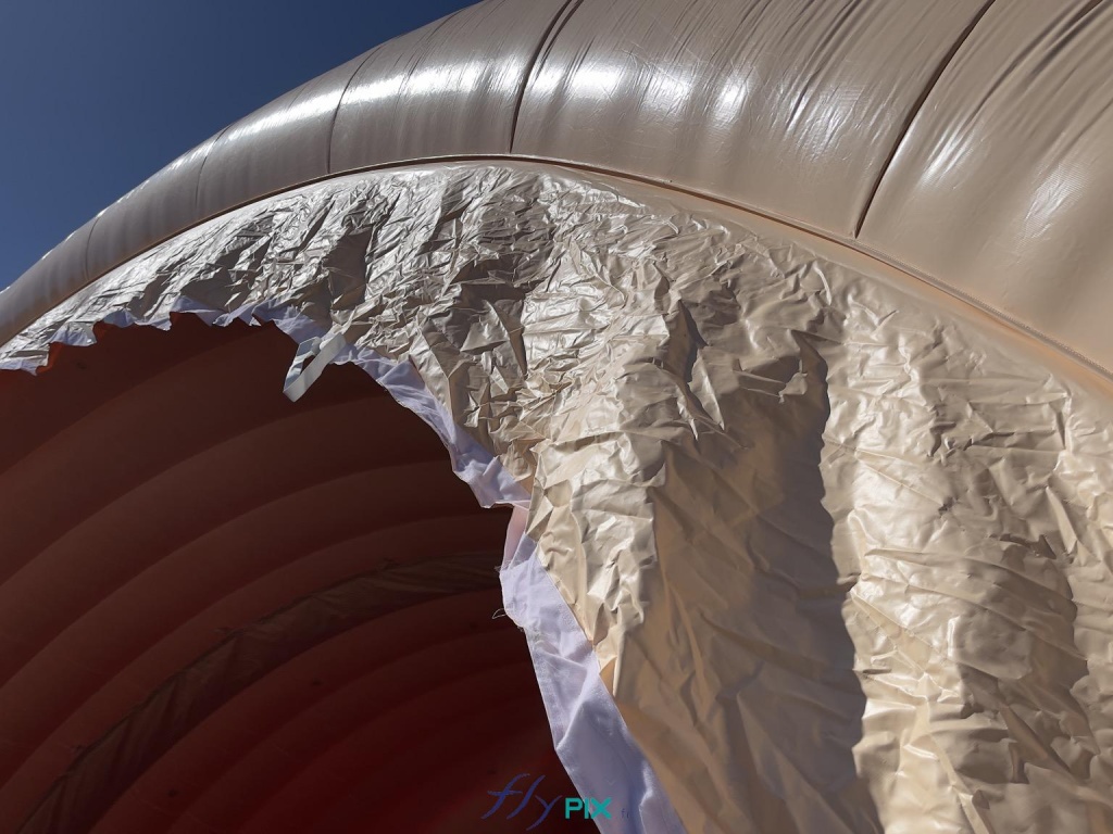 Chaque module du hangar gonflable militaire sont doté d'une interface composée d'une bâche qui permet l'assemblage entre 2 modules, et d'assurer l'étenchéité grâce à un raccord par l'intérieur. Sur cette photo, nous voyons le raccord et aussi les attaches qui assurent la jointure et la jonction de 2 modules gonflables. - Copyright : Vivien LAÏLLE/FLYPIX, droits réservés. Chaque module du hangar gonflable militaire sont doté d'une interface composée d'une bâche qui permet l'assemblage entre 2 modules, et d'assurer l'étenchéité grâce à un raccord par l'intérieur. Sur cette photo, nous voyons le raccord et aussi les attaches qui assurent la jointure et la jonction de 2 modules gonflables. - Copyright : Vivien LAÏLLE/FLYPIX, droits réservés.