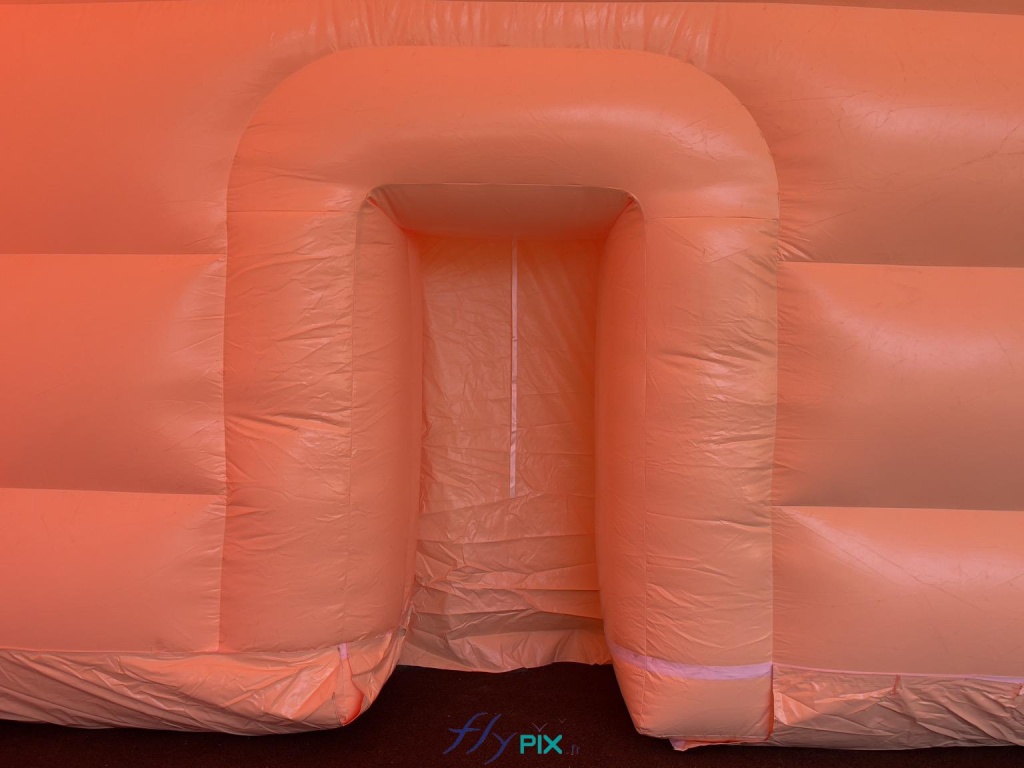 Sur cette photo, prise depuis l'intérieur du premier module gonflable du hangar militaire, au niveau du pignon avant, nous voyons la petite porte de service, ici fermée avec une bâche fixée par des bandes velcro. - Copyright : Vivien LAÏLLE/FLYPIX, droits réservés. Sur cette photo, prise depuis l'intérieur du premier module gonflable du hangar militaire, au niveau du pignon avant, nous voyons la petite porte de service, ici fermée avec une bâche fixée par des bandes velcro. - Copyright : Vivien LAÏLLE/FLYPIX, droits réservés.