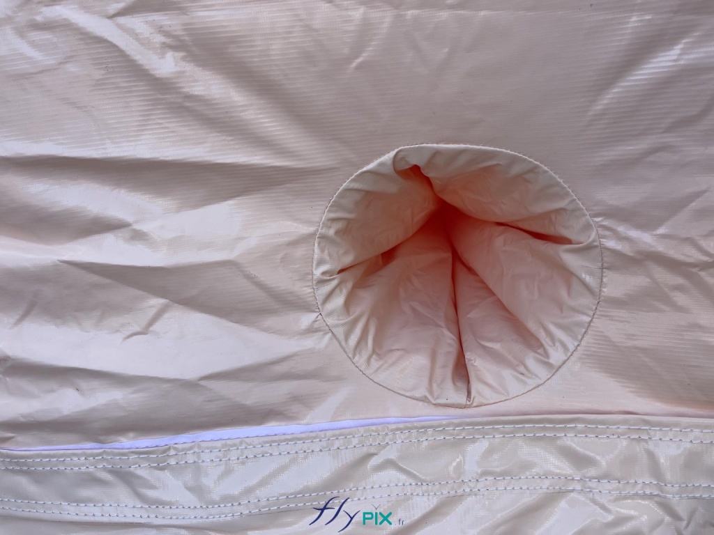 Voici un trou qui permet d'y faire passer des gaines ou des fils électriques à l'intérieur du hangar gonflable. - Copyright : Vivien LAÏLLE/FLYPIX, droits réservés. Voici un trou qui permet d'y faire passer des gaines ou des fils électriques à l'intérieur du hangar gonflable. - Copyright : Vivien LAÏLLE/FLYPIX, droits réservés.