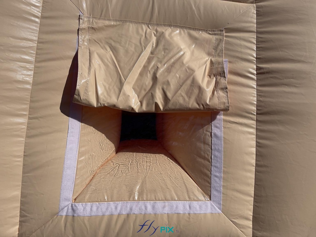 Une photo qui montre les détails d'une fenêtre avec PVC transparent et un volet pliable et amovible. La fenêtre permet d'avoir de la lumière naturelle à l'intérieur du hangar gonflable, durant la journée. - Copyright : Vivien LAÏLLE/FLYPIX, droits réservés. Une photo qui montre les détails d'une fenêtre avec PVC transparent et un volet pliable et amovible. La fenêtre permet d'avoir de la lumière naturelle à l'intérieur du hangar gonflable, durant la journée. - Copyright : Vivien LAÏLLE/FLYPIX, droits réservés.