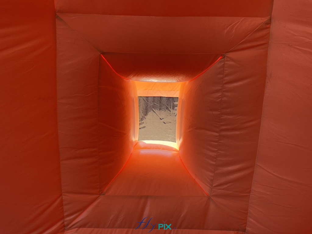 Ceci est une fenêtre transparente avec un volet pliable et amovible, qui permet de disposer d'une source de lumière naturelle à l'intérieur d'un module de hangar gonflable. - Copyright : Vivien LAÏLLE/FLYPIX, droits réservés. Ceci est une fenêtre transparente avec un volet pliable et amovible, qui permet de disposer d'une source de lumière naturelle à l'intérieur d'un module de hangar gonflable. - Copyright : Vivien LAÏLLE/FLYPIX, droits réservés.