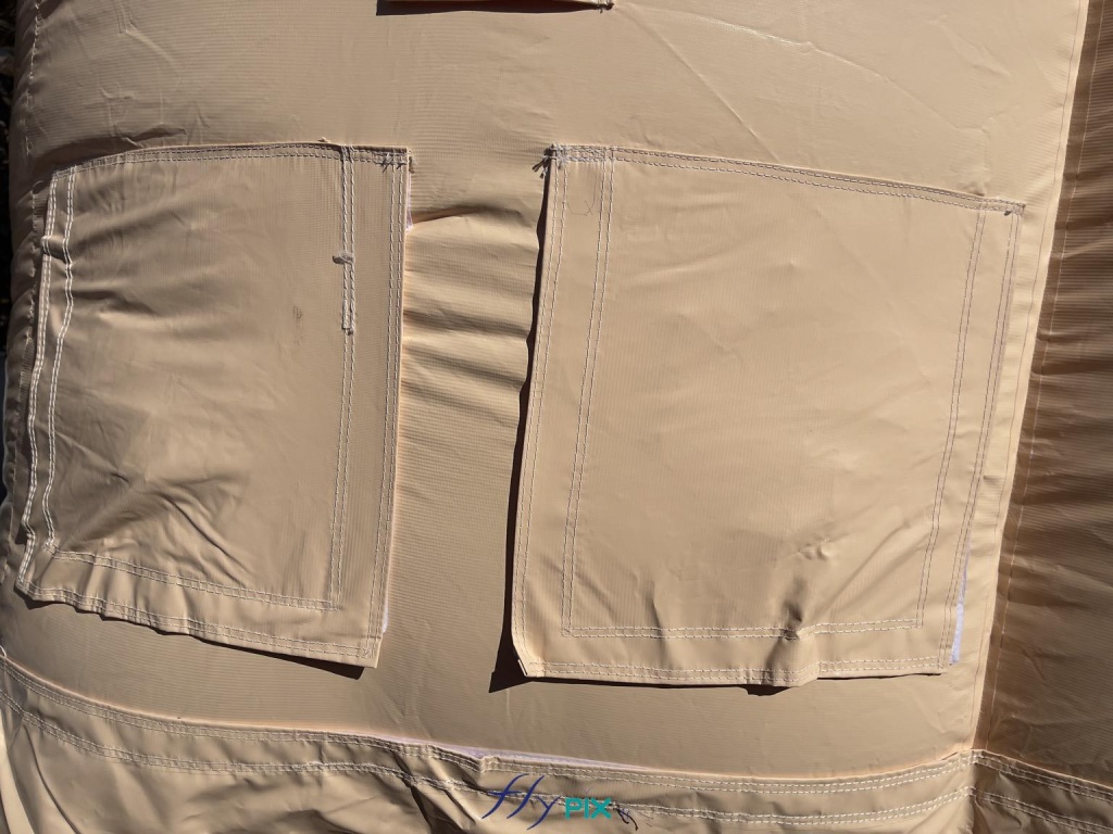 Voici 2 manchons à air pliés, avec leur protection et leurs volets appliqués. - Copyright : Vivien LAÏLLE/FLYPIX, droits réservés. Voici 2 manchons à air pliés, avec leur protection et leurs volets appliqués. - Copyright : Vivien LAÏLLE/FLYPIX, droits réservés.