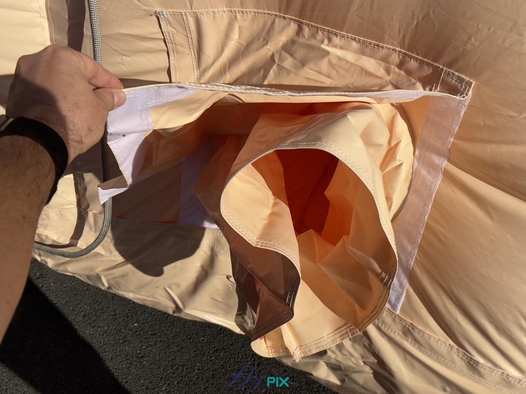 Les manchons à air peuvent être utilisés ou pas selon les besoins, ils sont protégés par un volet, une bâche pliable et amovible, fixée par des bandes velcro. - Copyright : Vivien LAÏLLE/FLYPIX, droits réservés. Les manchons à air peuvent être utilisés ou pas selon les besoins, ils sont protégés par un volet, une bâche pliable et amovible, fixée par des bandes velcro. - Copyright : Vivien LAÏLLE/FLYPIX, droits réservés.