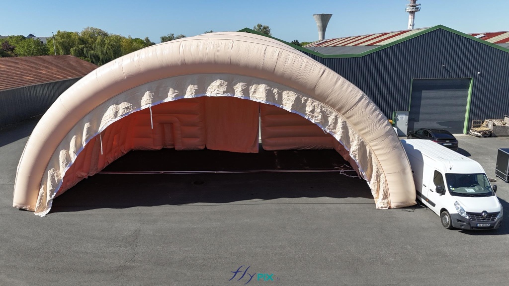 Une prise de vue photo aérienne du hangar gonflable militaire, réalisée pendant une session d'un déploiement/montage test de la structure gonflable, et la pour la formation des membres de l'équipe du commanditaire. - Copyright : Vivien LAÏLLE/FLYPIX, droits réservés. Une prise de vue photo aérienne du hangar gonflable militaire, réalisée pendant une session d'un déploiement/montage test de la structure gonflable, et la pour la formation des membres de l'équipe du commanditaire. - Copyright : Vivien LAÏLLE/FLYPIX, droits réservés.