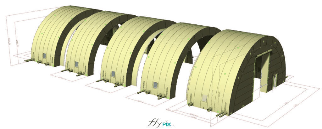 Cette vue ci-dessus présente une modélisation en 3D d'un ensemble de 5 modules gonflables en forme de tunnel, qui raccordés ensemble aboutissent à la formation d'un grand hangar gonflable militaire. Les premiers et derniers modules possèdent chacun un pignon avec une porte d'accès principale. Chaque module gonflable dispose de 4 manchons à air qui sont utiles pour y placer à chacun d'entre eux une turbine pour gonfler à l'air les structures gonflables. Dans ce cas, le matériau utilisé pour les murs et la toiture est du PVC 0.45 mm, double peau capitonnée. Il y a aussi des manchons à air qui permettent de placer des dispositifs de contrôle du climat à l'intérieur de l'abri gonflable : chauffage, climatisation, filtration de l'air... La forme de tunnel demi-lune permet d'obtenir une très grande stabilité et solidité de la tente gonflable, grâce à des contreforts naturels. Nous plaçons ensuite des sacs de lestages sur les côtés latéraux du hangar gonflable, sur lesquels nous fixons des cordes de haubanage (corde marine pro Lancelin). - Copyright : Vivien LAÏLLE/FLYPIX, droits réservés. Cette vue ci-dessus présente une modélisation en 3D d'un ensemble de 5 modules gonflables en forme de tunnel, qui raccordés ensemble aboutissent à la formation d'un grand hangar gonflable militaire. Les premiers et derniers modules possèdent chacun un pignon avec une porte d'accès principale. Chaque module gonflable dispose de 4 manchons à air qui sont utiles pour y placer à chacun d'entre eux une turbine pour gonfler à l'air les structures gonflables. Dans ce cas, le matériau utilisé pour les murs et la toiture est du PVC 0.45 mm, double peau capitonnée. Il y a aussi des manchons à air qui permettent de placer des dispositifs de contrôle du climat à l'intérieur de l'abri gonflable : chauffage, climatisation, filtration de l'air... La forme de tunnel demi-lune permet d'obtenir une très grande stabilité et solidité de la tente gonflable, grâce à des contreforts naturels. Nous plaçons ensuite des sacs de lestages sur les côtés latéraux du hangar gonflable, sur lesquels nous fixons des cordes de haubanage (corde marine pro Lancelin). - Copyright : Vivien LAÏLLE/FLYPIX, droits réservés.