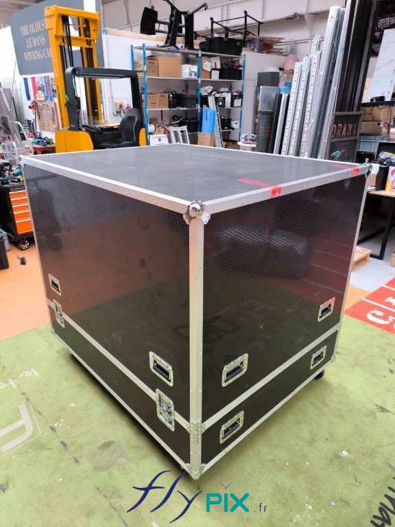 Caisson flycase de rangement très solide et très robuste, fabriqué sur mesure par nos soins, avec des renforts et à roulette, pour ranger et protéger l'abri gonflable pendant les futurs transports.