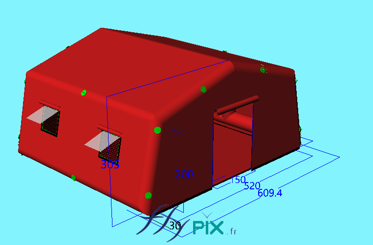 Une vue de modélisation en 3D qui présente un abri gonflable poste médical avancé de dimensions L = 5.2 m x l = 5.2 m, S = 27 m2, air captif, en enveloppe PVC 0.6 mm simple peau. Cette structure gonflable de surface S = 27 m2, sans aucun éléments métalliques, est gonflée d'un seul tenant, grâce à une pompe électrique. L'abri de premiers secours est doté de 4 fenêtres et d'une grande porte d'accès principale, une bâche au sol. - Copyright Vivien LAÏLLE/FlyPix, droits réservés, reproduction interdite.