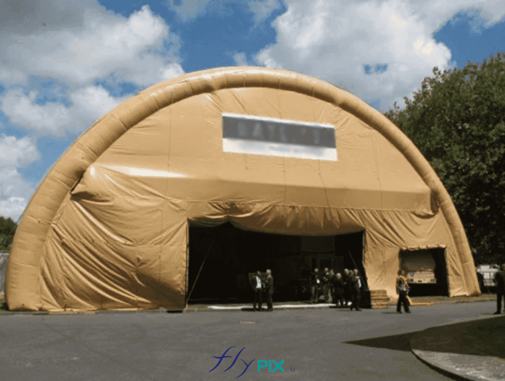 NEXTER : un grands hangar gonflable militaire, en enveloppe PVC double peau capitonnée, procurant un grand volume, une grande surface et une grande hauteur, pour le stockage de matériel, de véhicules ou de bureaux pour les opérations militaires de nos armées et pour les militaire dans le cadre d'opérations militaires ou de déploiements.