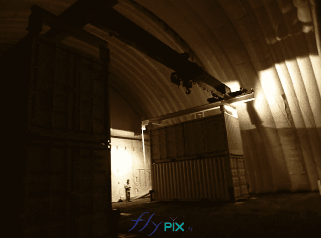 NEXTER : une vue intérieure du grand hangar gonflable militaire. Positionnement de containers à l'intérieur, mise en place des infrastuctures à l'intérieur de la tente gonflable militaire.