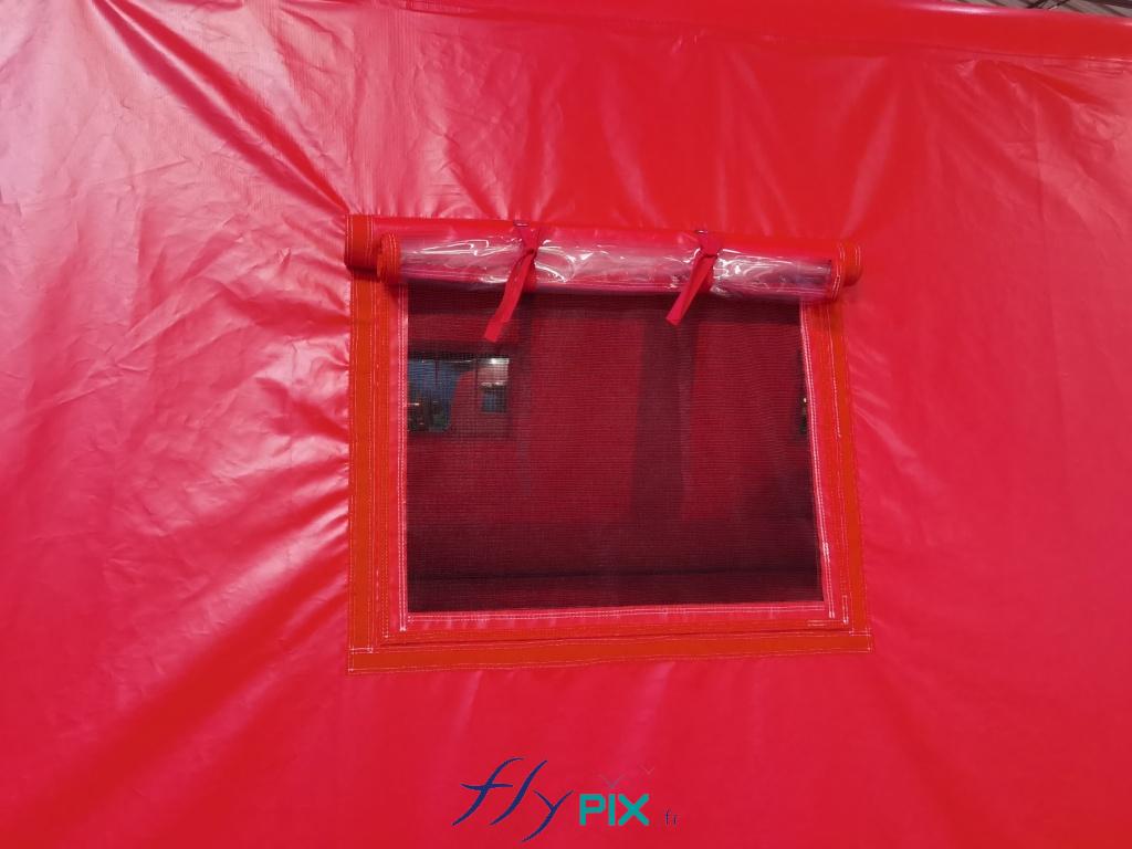 Une photo qui montre une fenêtre de la tente gonflable de premiers secours, avec volet, fenêtre et moustiquaire. - Copyright Vivien LAÏLLE/FlyPix, droits réservés, reproduction interdite.