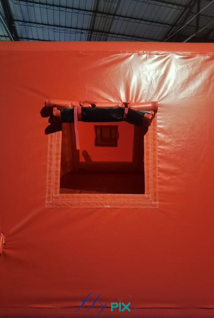 Une photo qui montre une fenêtre de la tente gonflable de premiers secours, avec volet, fenêtre et moustiquaire. - Copyright Vivien LAÏLLE/FlyPix, droits réservés, reproduction interdite.
