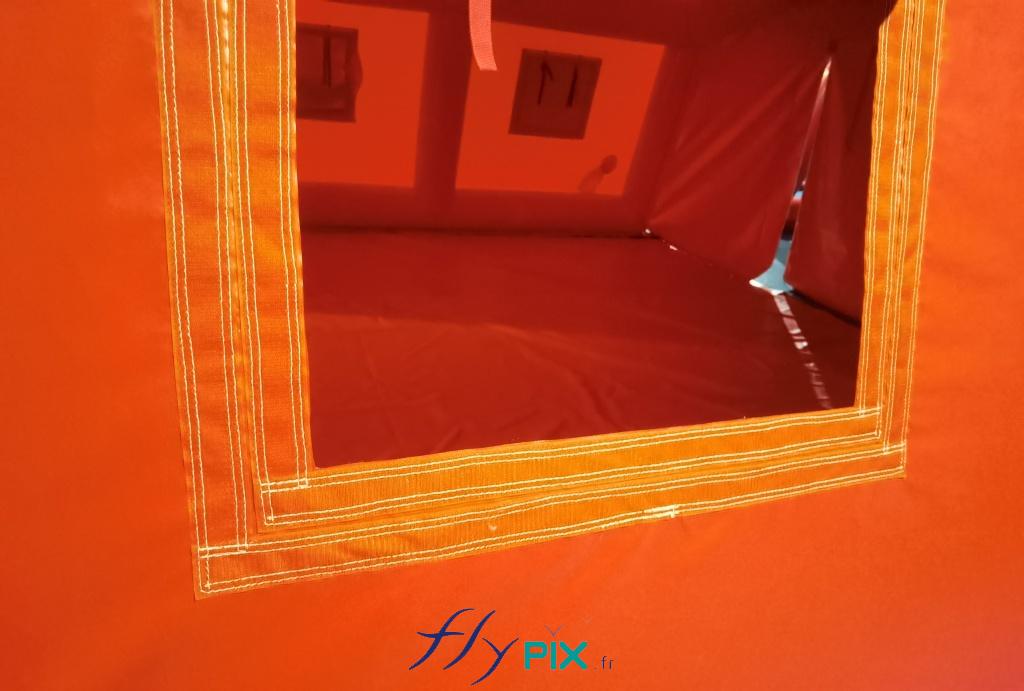 Une photo qui montre une fenêtre de la tente gonflable de premiers secours, avec volet, fenêtre et moustiquaire. - Copyright Vivien LAÏLLE/FlyPix, droits réservés, reproduction interdite.